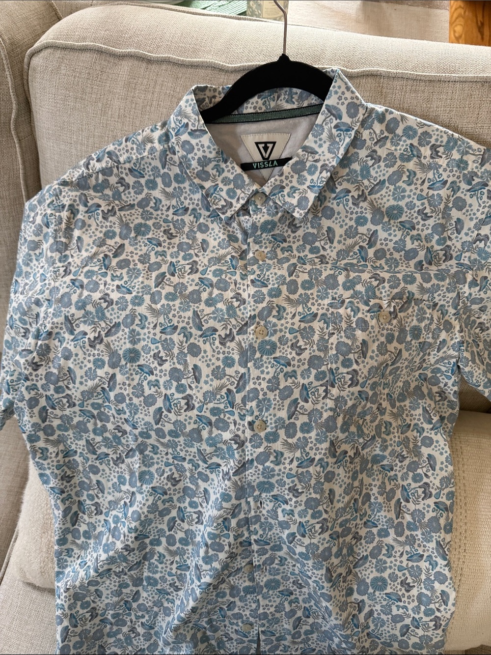 VISSLA Short-Sleeve Button-Up Shirt in Light Blue Floral